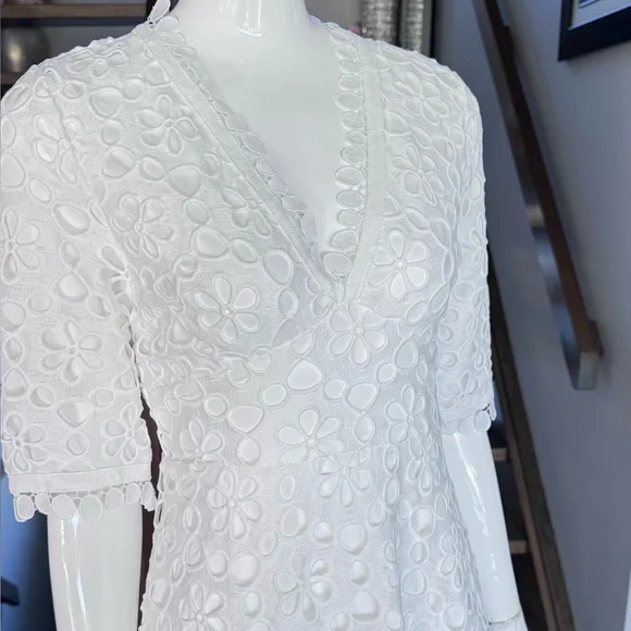 New 🦢 High-End White Embroidered Eyelet V-Neck Dress - Picture 4 of 17